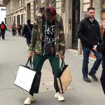 El par de zapatillas Gucci Rhyton que Lil 10 lleva en su publicación de Instagram