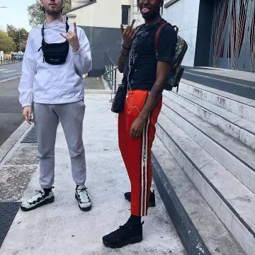 El par de NIKE AIR MORE MONEY QS "EURO" que lleva el amigo de Lil 10 en su post de Instagram
