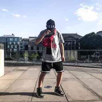 La camiseta gris de Supreme Scarface que lleva el influencer Hyped Jason en su Instagram