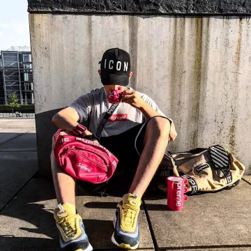 La camiseta de la caja del logotipo de Supreme usada por el influencer Hyped Jason en su Instagram