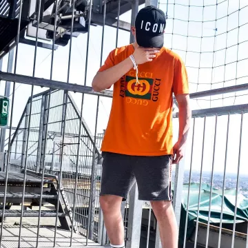 Le t-shirt Gucci orange avec logo que porte l'influenceur Hyped Jason sur son Instagram
