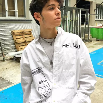 La camisa que lleva Sulivan Gwed es un helmut lang x Oliver shayne, visto en su cuenta de instagram sulivangwed