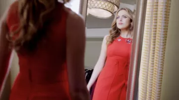 La robe rouge de Fallon Carrington (Elizabeth Gillies) dans Dynasty S01E19