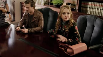 Fallon Carrington (Elizabeth Gillies) noir floral manteau Dynastie S01E16