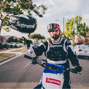 el chaleco negro de Supreme Fox Racing visto en la cuenta de Instagram de FitRotation