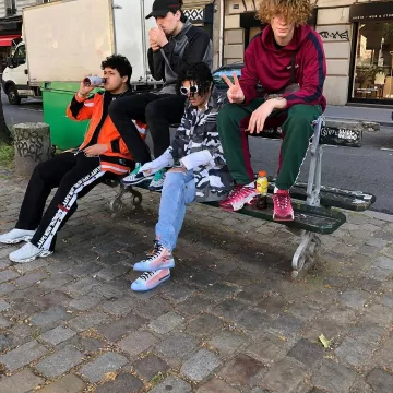 Les sneakers blanches et vertes Nike Air Max 98 d'un pote de Sirap au canal Saint Martin sur le compte Ins­ta­gram de Si­rap