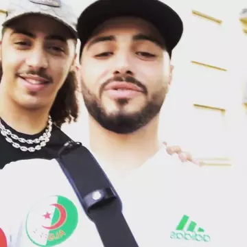 Le maillot de foot de l'Algérie blanc de Djadja sur son compte Instagram