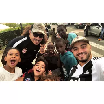 Le maillot de foot PSG noir et rose de Dadja sur son compte Instagram