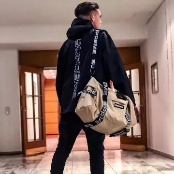 Le grand sac beige Supreme que porte l'influenceur Hyped Jason sur son Instagram