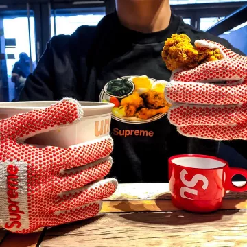 Les tasses Supreme rouges que porte l'influenceur Hyped Jason sur son Instagram