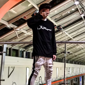 Le t-shirt Supreme logo arabique que porte l'influenceur Hyped Jason sur son Instagram