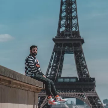 The jersey finish line Nike x OW that carries the influencer Qias Omar on his Instagram