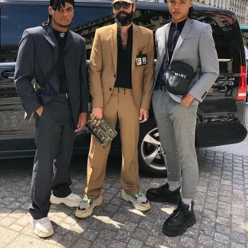 Zapatillas blancas Balenciaga Triple S en la publicación de Instagram de NCL Gallery