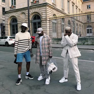 Zapatillas blancas y negras de Alexander McQueen en la publicación de Instagram de NCL Gallery
