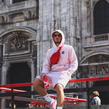 Le short rose Supreme Lacoste que porte l'influenceur Luca Santeramo sur son Instagram
