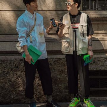 Zapatillas Balenciaga amarillas neón en la publicación de Instagram de NCL Gallery