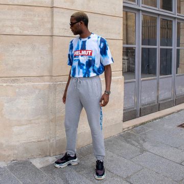 Zapatillas Balenciaga Triple S negras y moradas en la publicación de Instagram de NCL Gallery