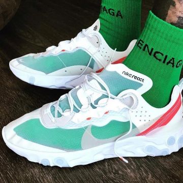 Los calcetines verdes de Balenciaga en la publicación de Instagram de NCL Gallery