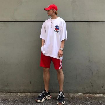 Zapatillas Balenciaga Triple S negras y rojas en la publicación de Instagram de NCL Gallery