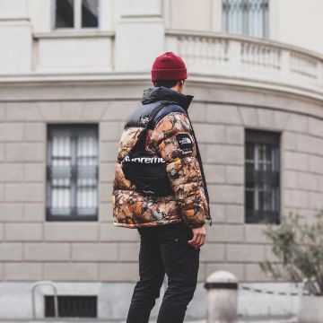 La gorra roja oscura que lleva el influencer Luca Santeramo en su Instagram