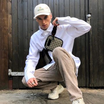 Zapatillas blancas Balenciaga Triple S en la publicación de Instagram de NCL Gallery