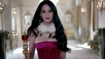 L'Eau de Parfum Killer Queen de Katy Perry dans son clip Witness