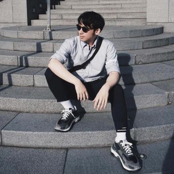 Zapatillas Balenciaga negras y grises en la publicación de Instagram de NCL Gallery