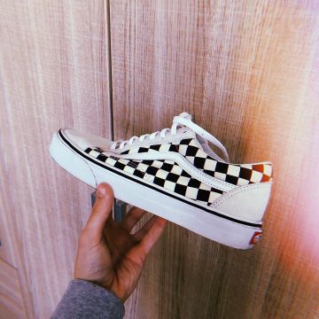 Zapatillas Vans Old School Damier blancas y negras vistas en la cuenta de Instagram de Beerussneaks