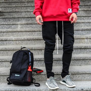 La sudadera roja campeona que lució el influencer Sebastian Fornalczyk en su Instagram