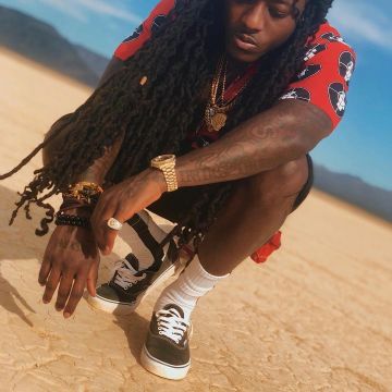 el par de camionetas negras usadas por ace hood en su publicación de instagram