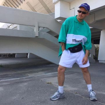 La gorra azul de Balenciaga en la publicación de Instagram de NCL Gallery