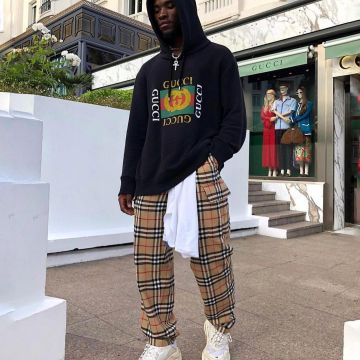 Zapatillas balenciaga Triple S beige en la publicación de Instagram de NCL Gallery