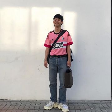 Zapatillas balenciaga Triple S beige en la publicación de Instagram de NCL Gallery