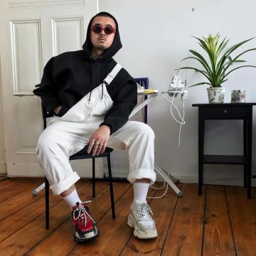 Zapatillas blancas Balenciaga Triple S en la publicación de Instagram de NCL Gallery