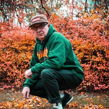 La sudadera con capucha Thrasher en verde que Gramps lleva en la cuenta de Instagram de la influencer Jaadiee