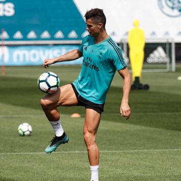 Le maillot de foot real madrid bleu de Cristiano Ronaldo sur son compte Instagram