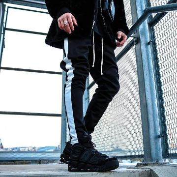 El suéter sherpa negro Supreme que lleva el influencer Sebastian Fornalczyk en su Instagram
