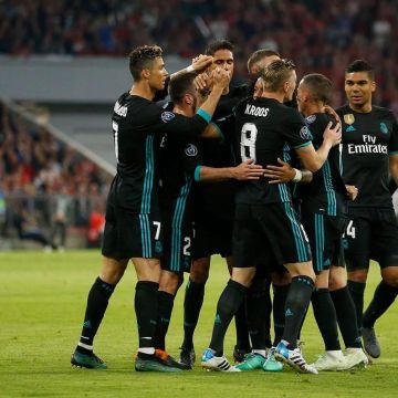 Le maillot noir du réal madrid que porte Cristiano Ronaldo sur son compte Instagram