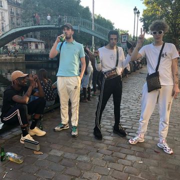 Les sneakers blanches Rhyton Gucci d'un pote de Sirap au canal Saint Martin sur le compte Ins­ta­gram de Si­rap