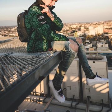 Auténticas furgonetas blancas verdaderas usadas por Blake Linder en su publicación de Instagram