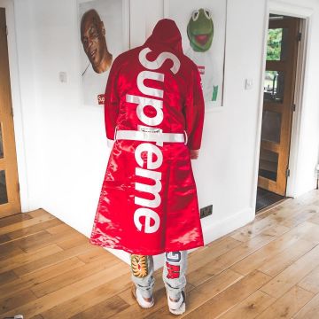 El vestido de boxeo rojo Supreme Everlast que la influencer Vivian Frank lleva en su Instagram