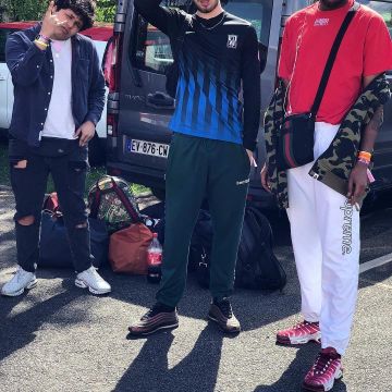 El par de Nike Air Max Plus White que el amigo de Lil 10 lleva en su publicación de Instagram