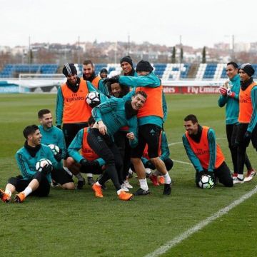 Le pull real madrid que porte Cristiano Ronaldo sur son compte Instagram