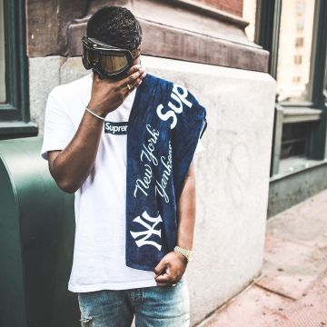 Los Yankees x Toalla Suprema usada por la influencer Vivian Frank en su Instagram