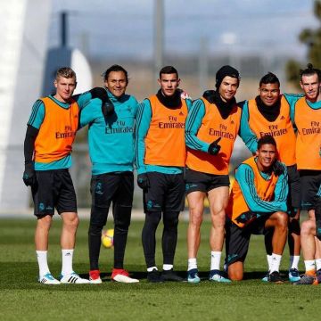 Le pull d'entrainement du Réal Madrid porter par Cristiano Ronaldo sur son compte Instagram.
