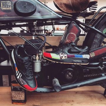 Sneakers Nike multi-colored and leopard posed on a motorcycle on one of the posts Instagram of Tonton Gibs