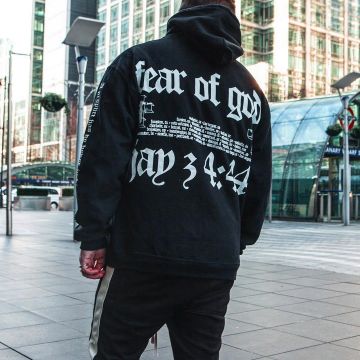 La sudadera con capucha negra Fear of God x Jay Z que Callum Hine lleva en su cuenta de Instagram