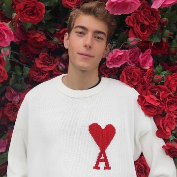 El suéter beige de cuello redondo con corazón rojo en la cuenta de Instagram de Iamnathangraff