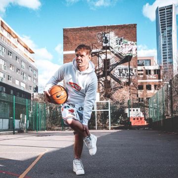 Les Jordan 1 Retro blanches que porte Callum Hine sur son compte Instagram
