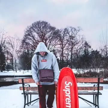 Le hoodie Supreme gris que porte Callum Hine sur son compte Instagram